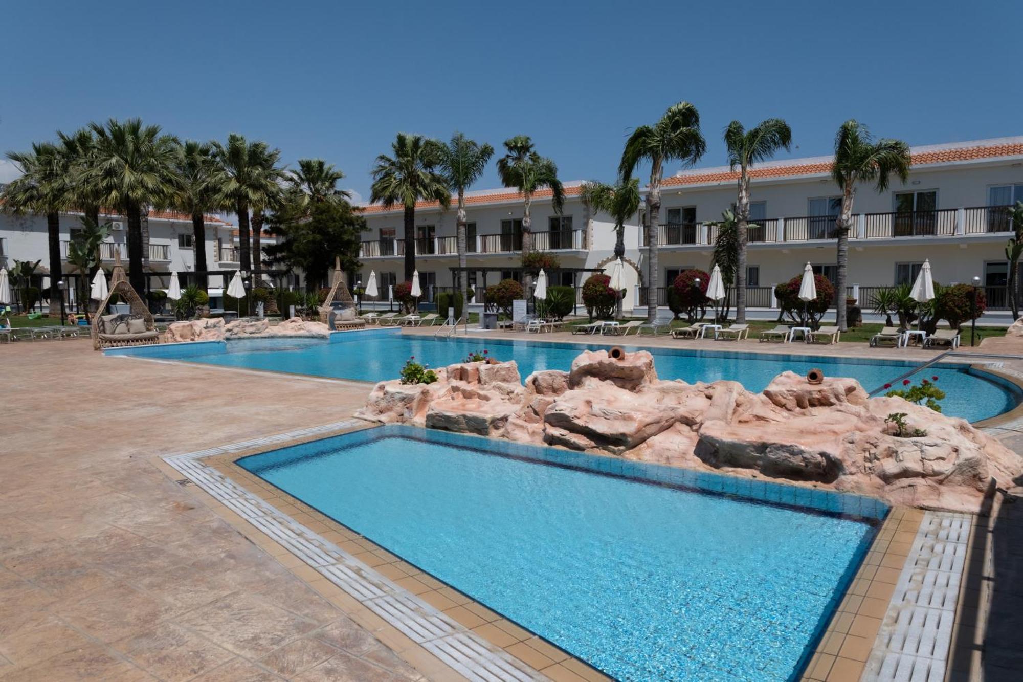 Loutsiana Deluxe Apts Agia Napa Exterior foto
